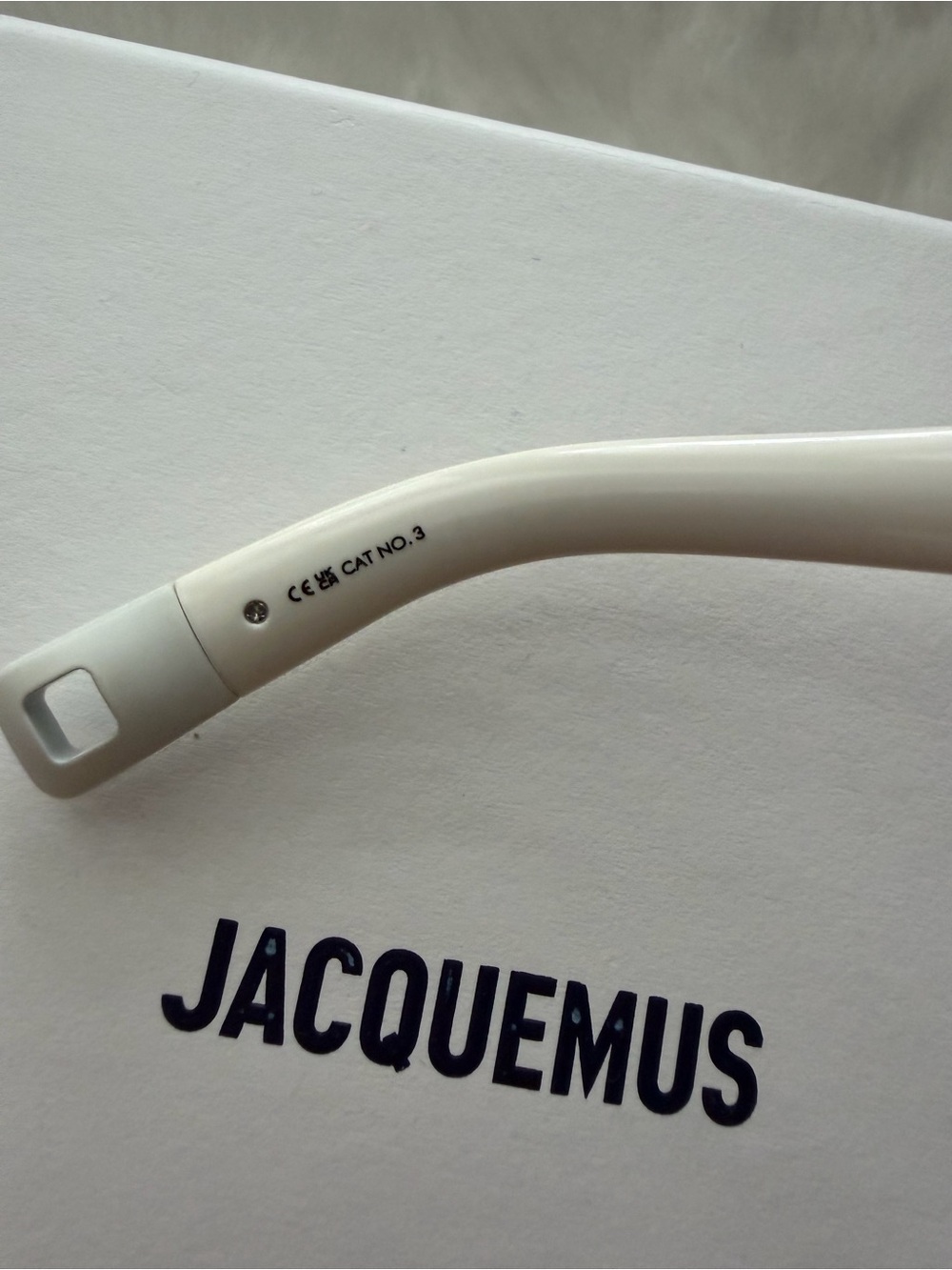 New! Jacquemus White Cream Rectangular Sunglasses with Dark Blue Lenses - Picture 6 of 9